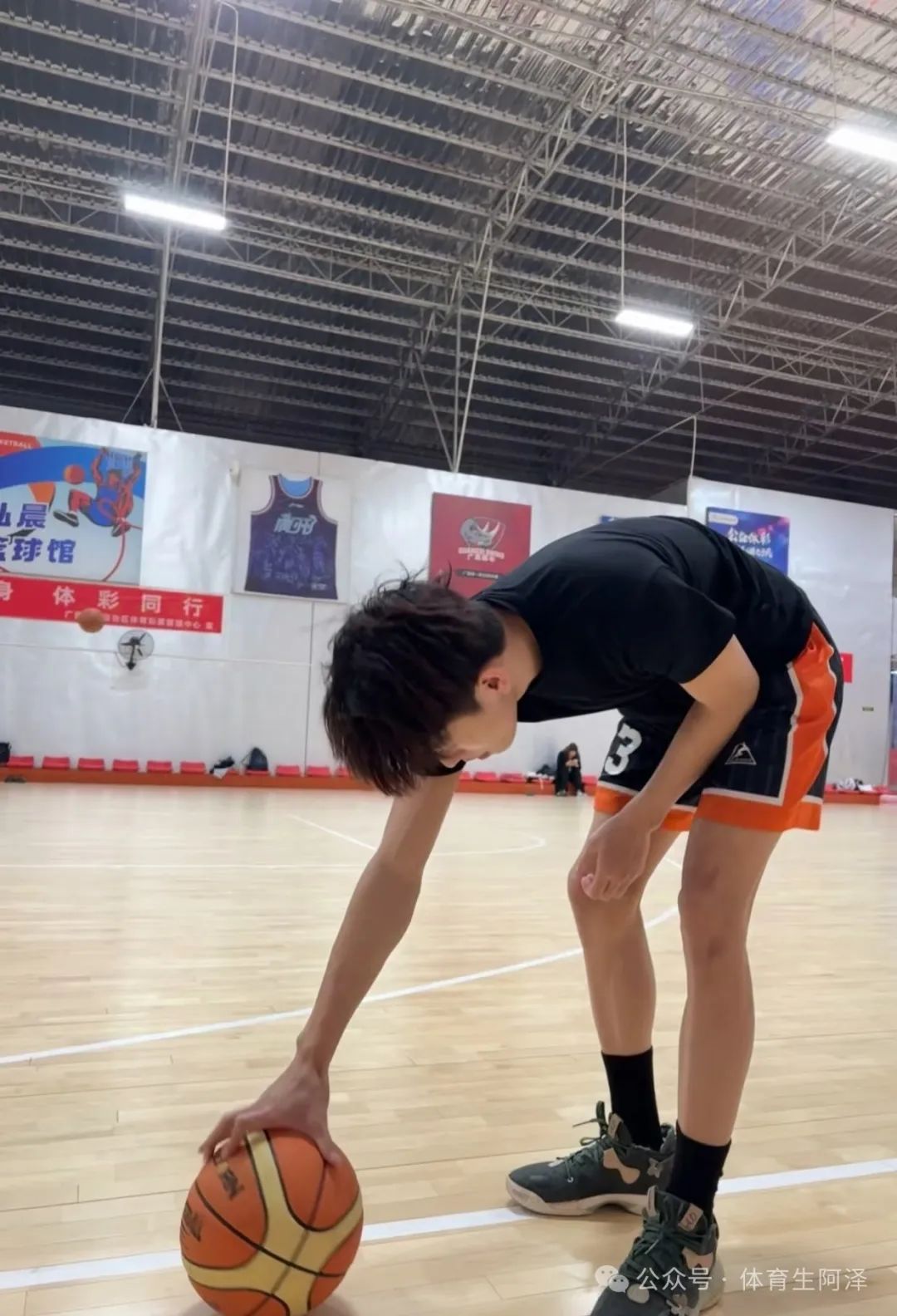 现实中有女友，直男装 gay 哄大哥为他买车?185 黑皮体育生是如何拿捏大哥的......