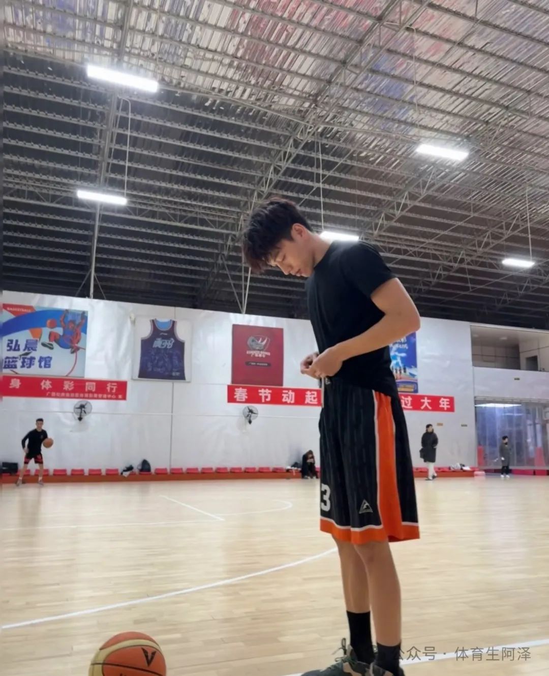 现实中有女友，直男装 gay 哄大哥为他买车?185 黑皮体育生是如何拿捏大哥的......