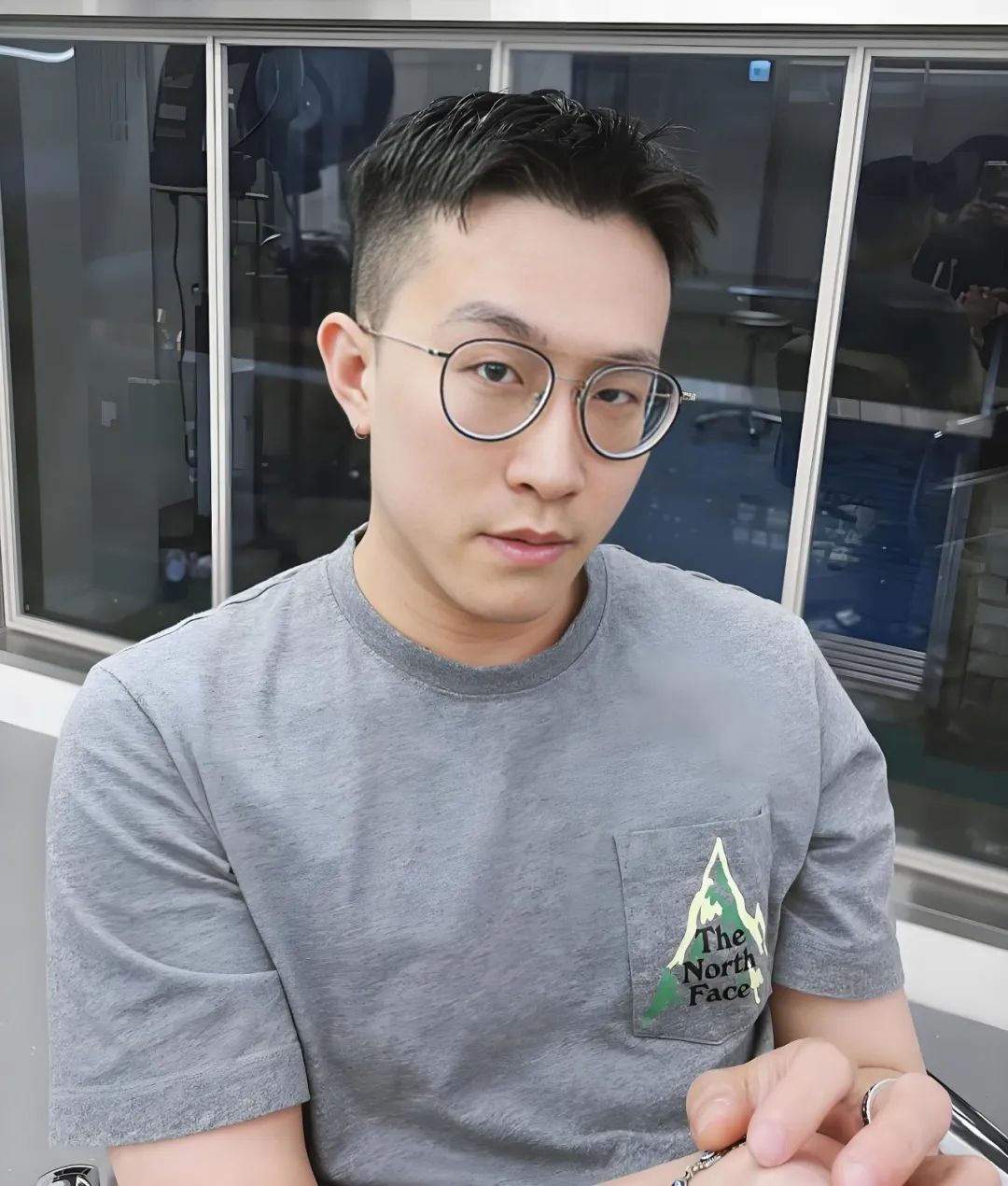 男生“菱形脸”适合剪什么发型？试试这 3 款造型，修饰脸型很帅气！