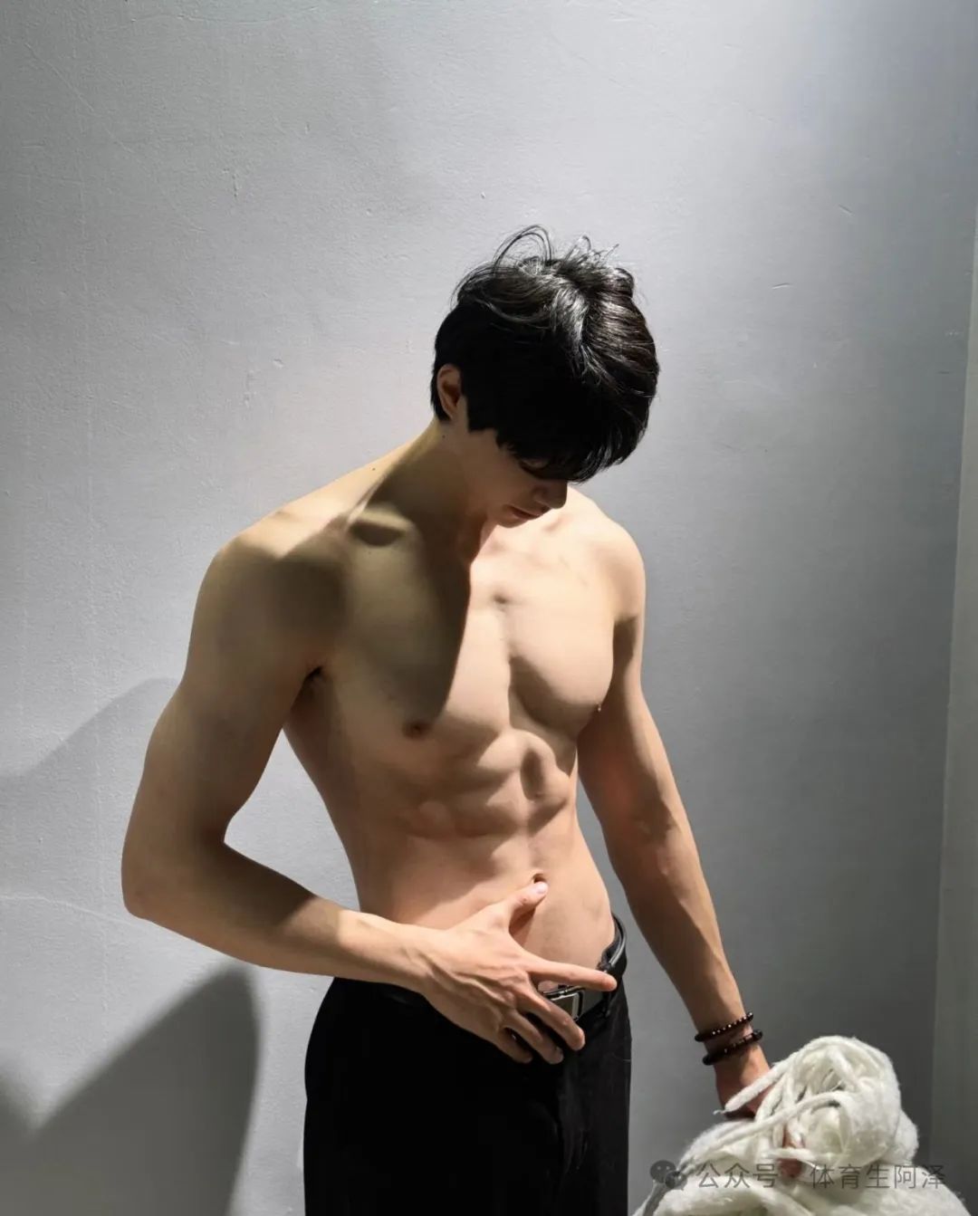 宽肩窄腰薄肌体育生，私下竟然这样？反差太大，没眼看......