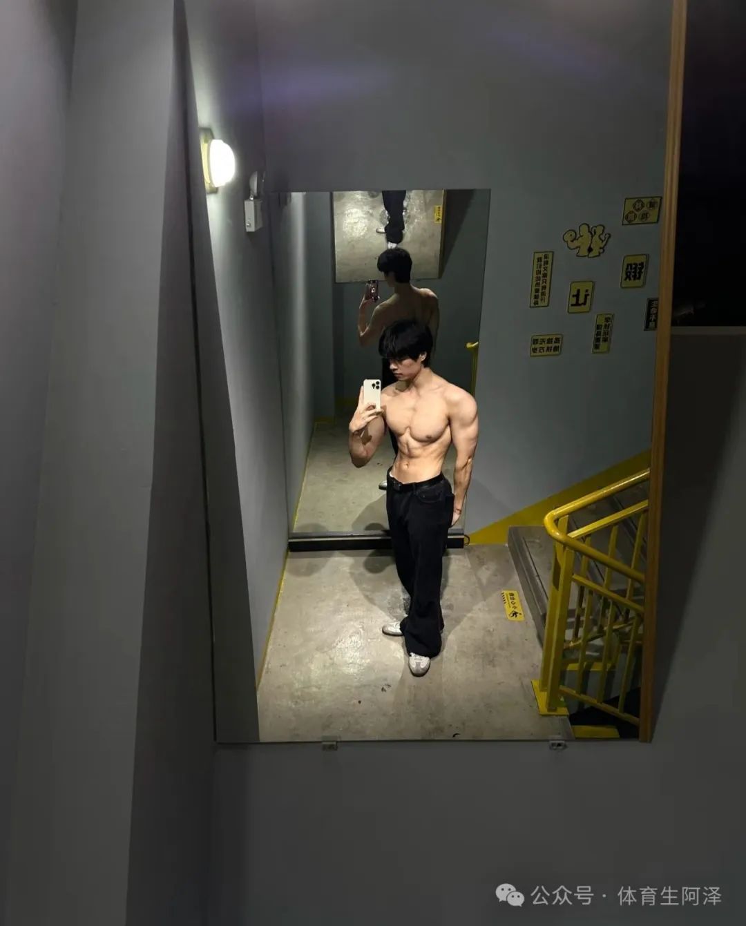 宽肩窄腰薄肌体育生，私下竟然这样？反差太大，没眼看......