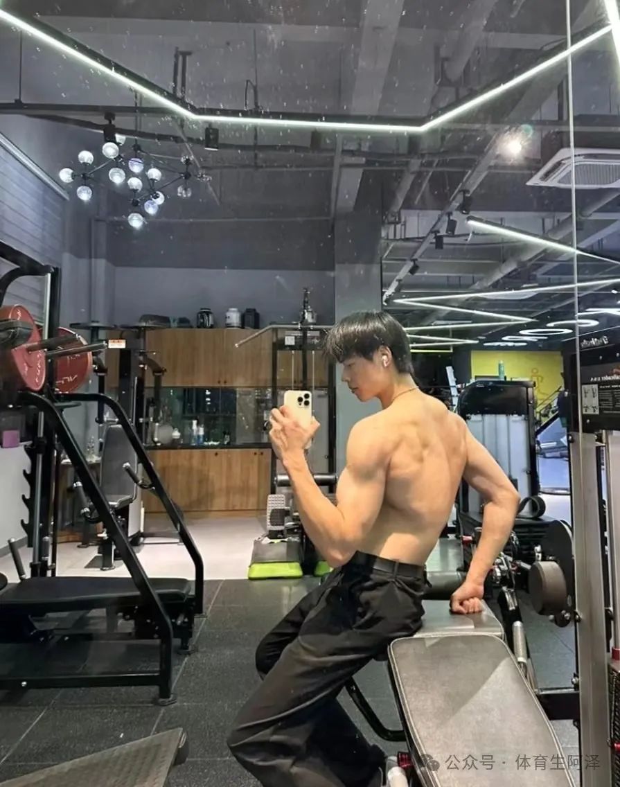 宽肩窄腰薄肌体育生，私下竟然这样？反差太大，没眼看......