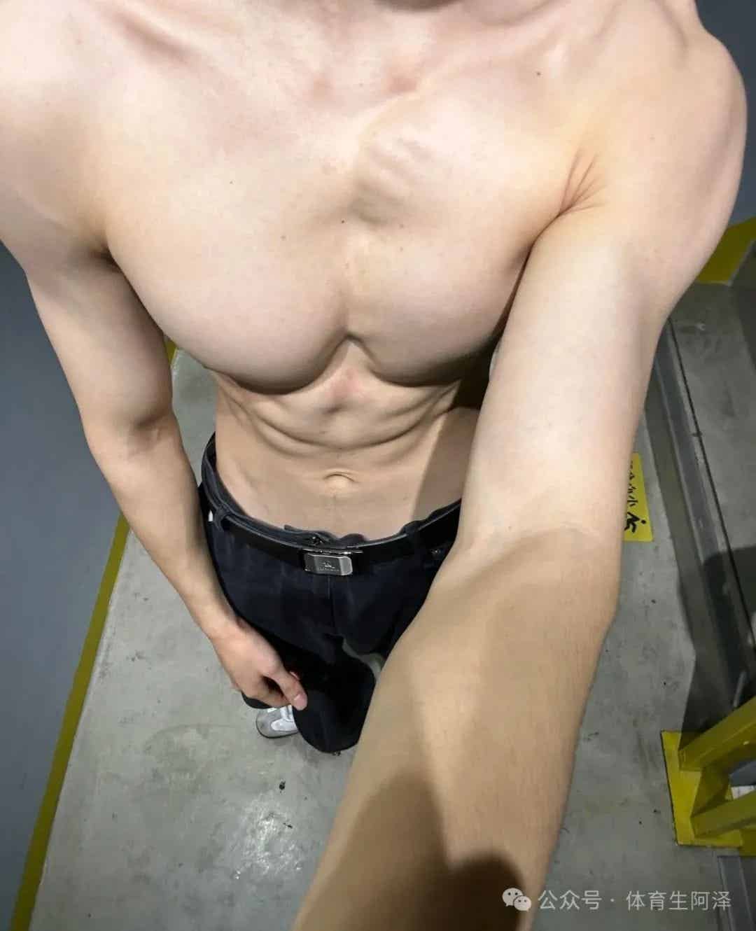 宽肩窄腰薄肌体育生,私下竟然这样?反差太大,没眼看...... 宽肩窄腰薄肌体育生,私下竟然这样?反差太大,没眼看......