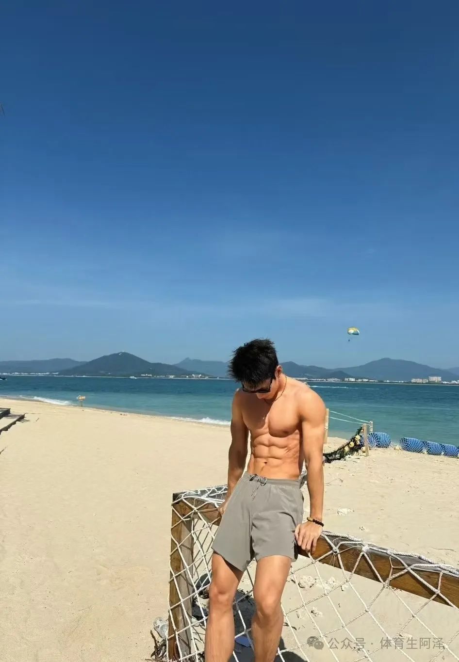 美式短裤体育生 1s，与前男友分手后还当固陪，前男友夸：活真好......