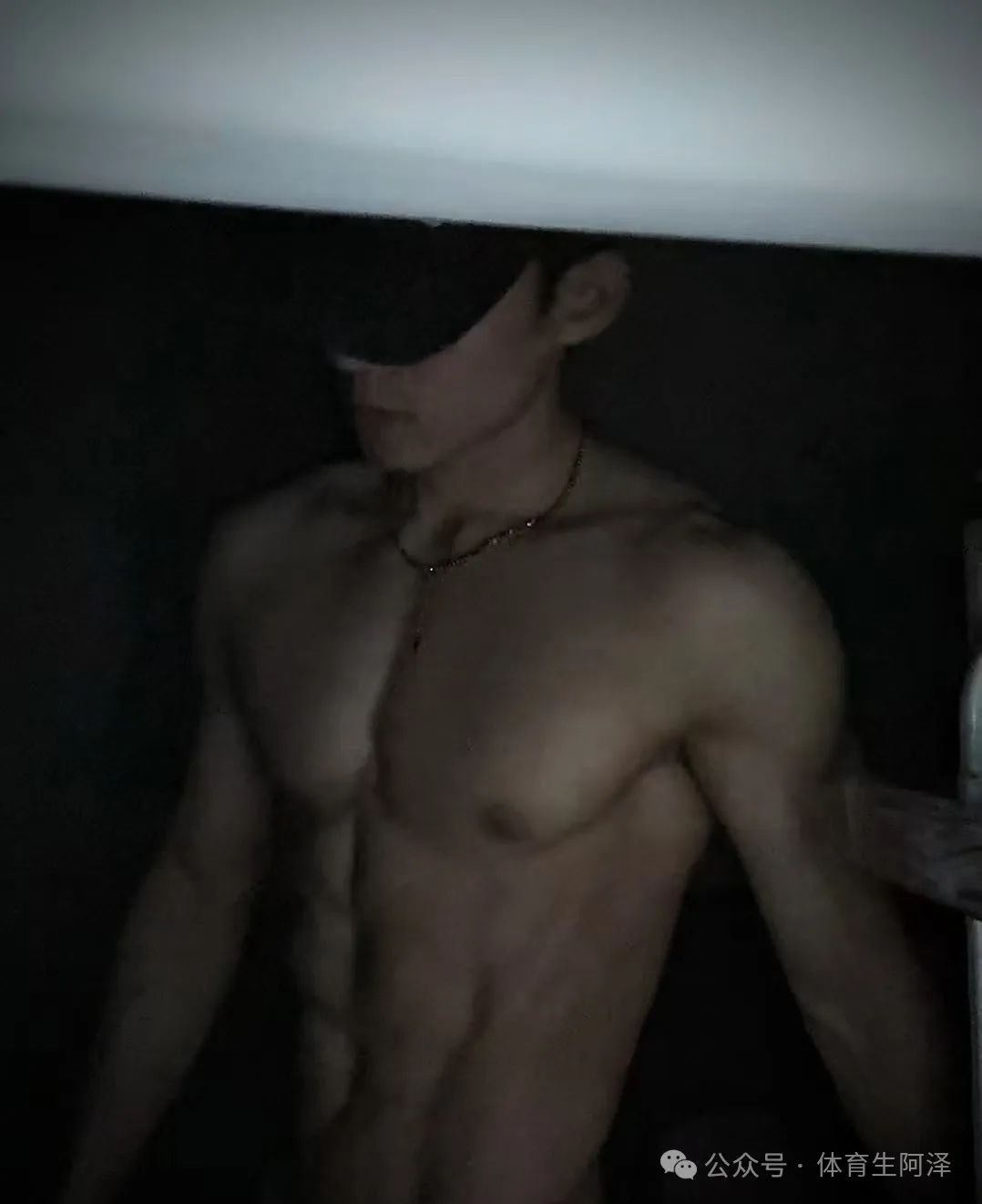美式短裤体育生 1s，与前男友分手后还当固陪，前男友夸：活真好......