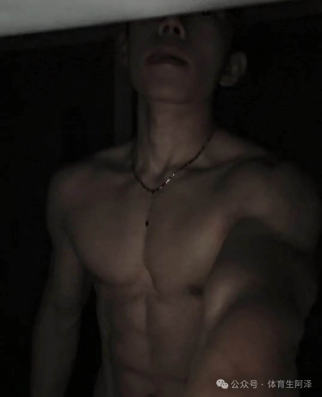 美式短裤体育生 1s，与前男友分手后还当固陪，前男友夸：活真好......