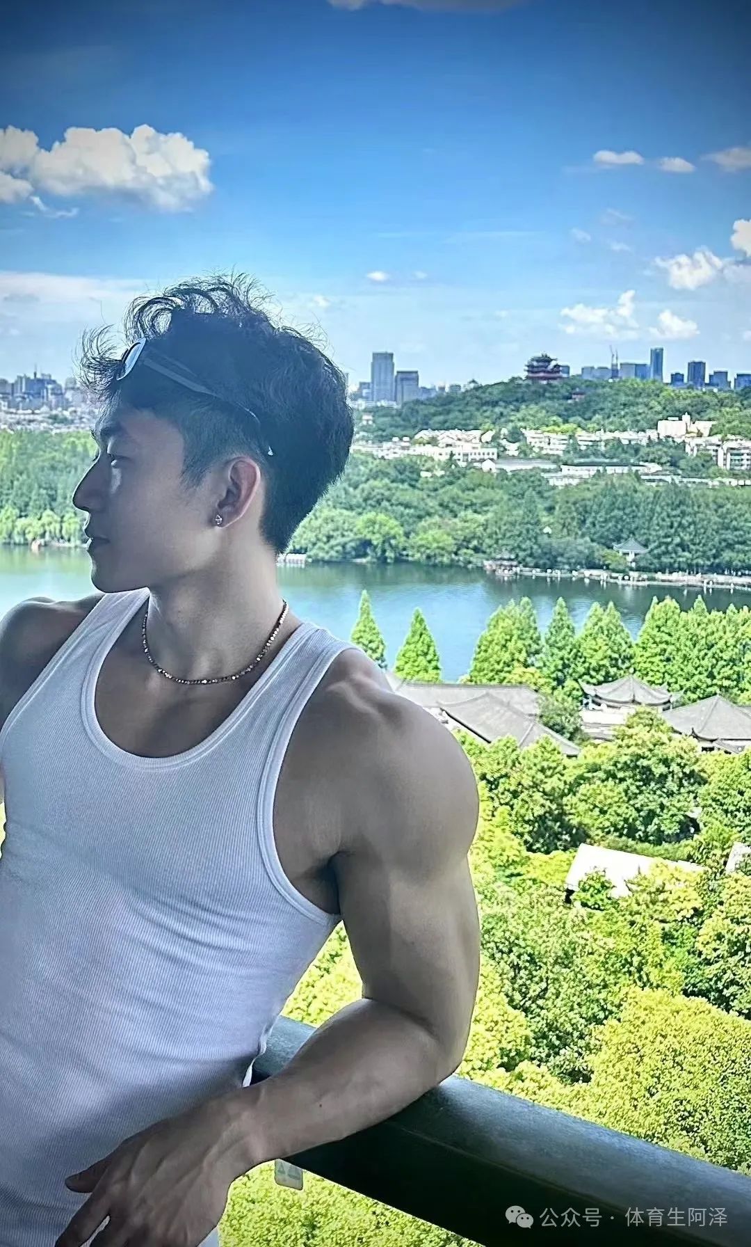 美式短裤体育生 1s，与前男友分手后还当固陪，前男友夸：活真好......