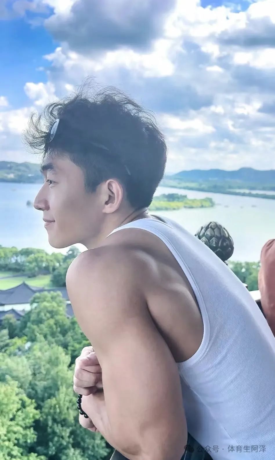美式短裤体育生 1s，与前男友分手后还当固陪，前男友夸：活真好......