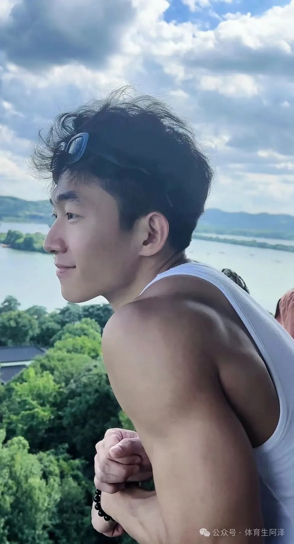 美式短裤体育生 1s，与前男友分手后还当固陪，前男友夸：活真好......