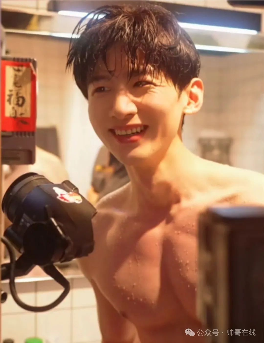 颜肉饭的福利!白敬亭《难哄》腹肌出浴上热搜,1 集比 1 集穿得少! 颜肉饭的福利!白敬亭《难哄》腹肌出浴上热搜,1 集比 1 集穿得少!