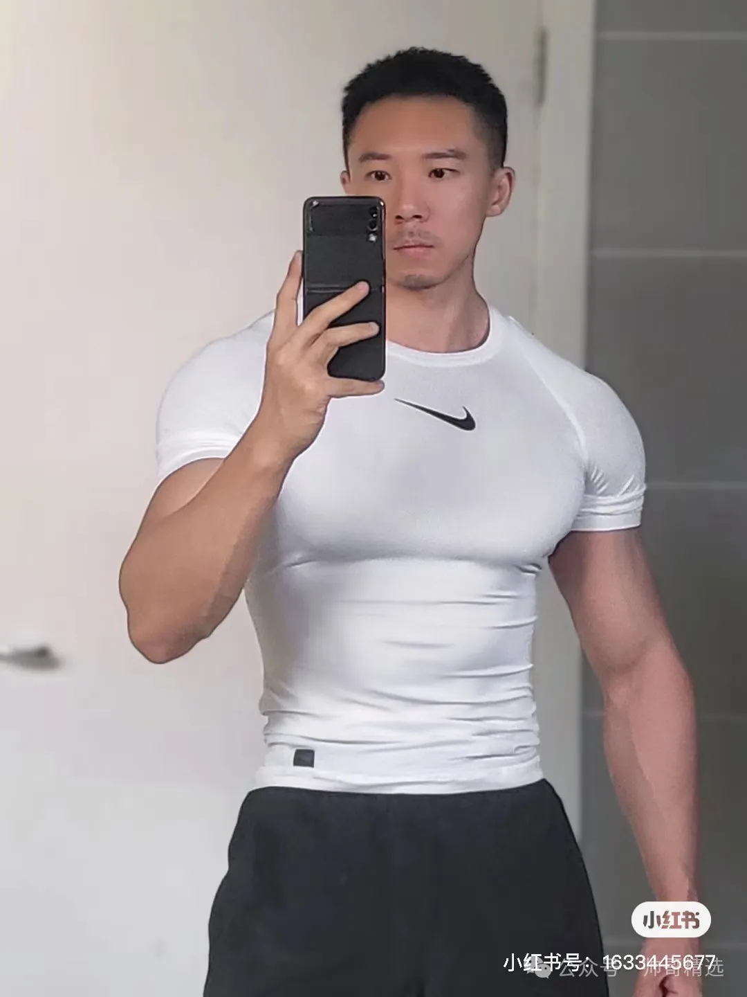 178CM 胸肌硕大的粗筋肌肉男 T 恤快要撑爆了