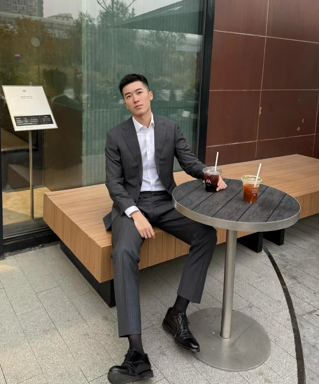 196CM 正装长腿男自拍照，？穿 CK 内裤实力藏不住！
