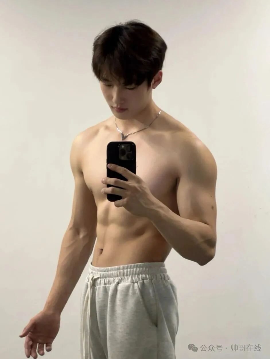 辛止蕾最爱的光膀子双肩包肌肉健身男大帅哥！
