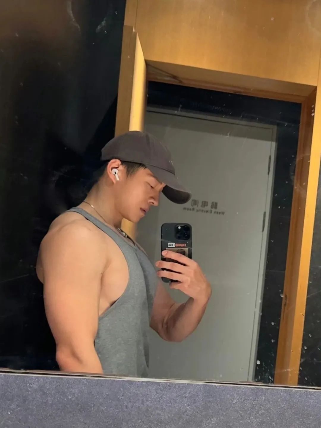 张宏涛首次尝试短发写真，肌肉清爽帅气完全天菜