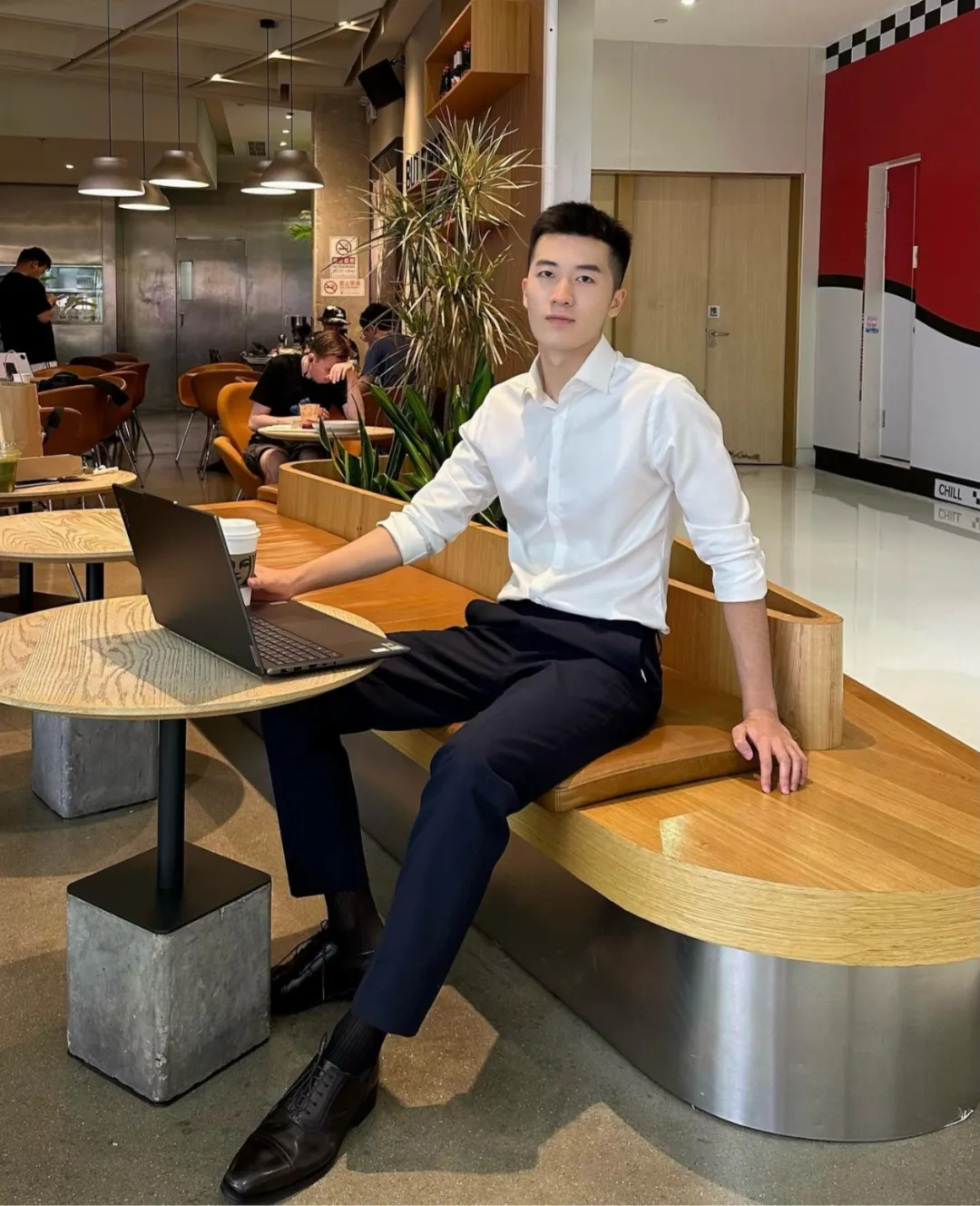 196CM 正装长腿男自拍照，？穿 CK 内裤实力藏不住！