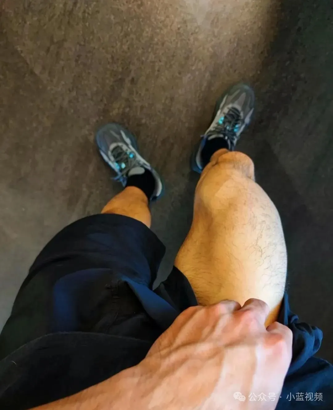 00 后薄肌小哥浴室照曝光，荷尔蒙溢出了！