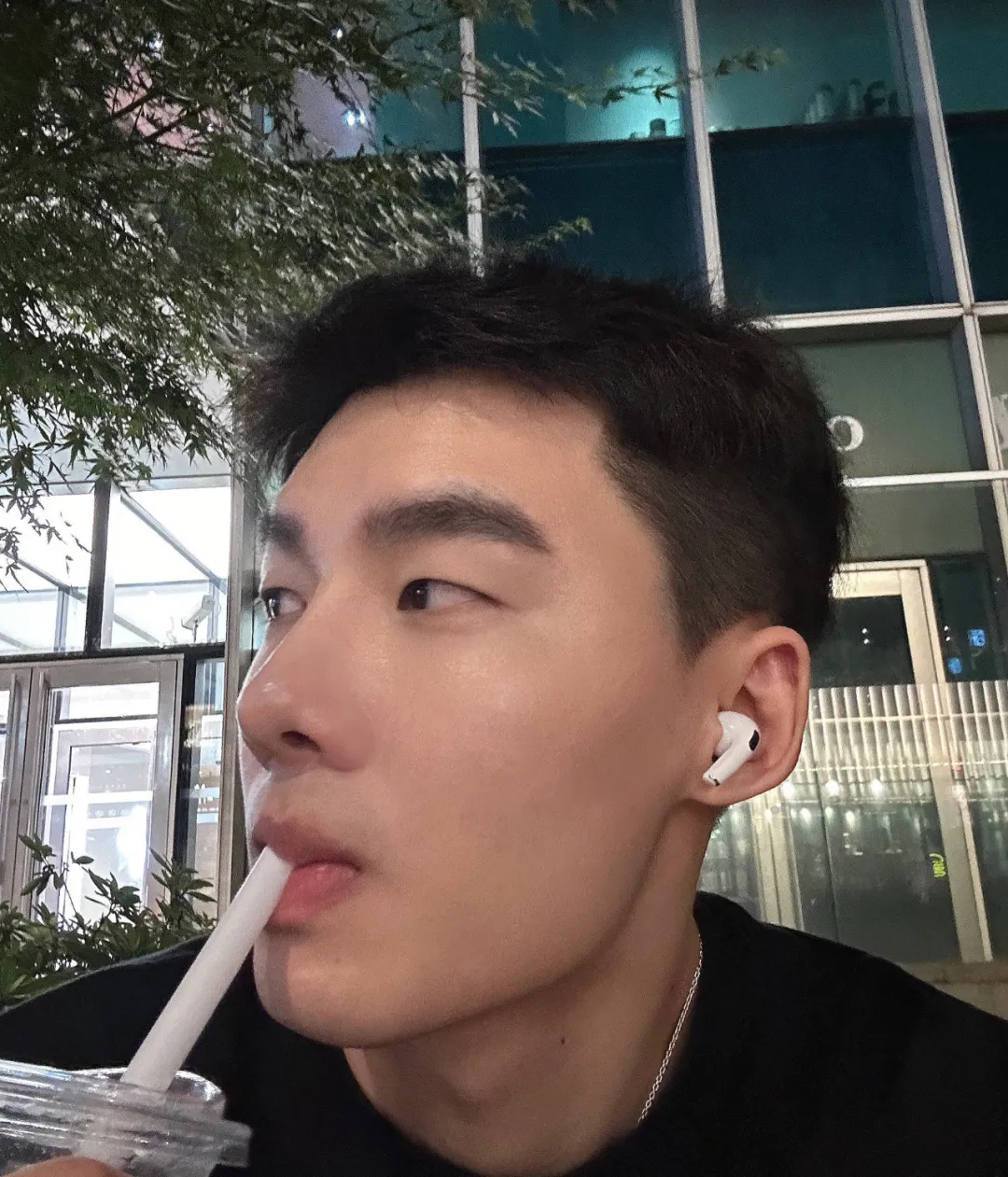 戴眼镜的腹肌男主播：白天卖茶，晚上 cos 蝙蝠侠？