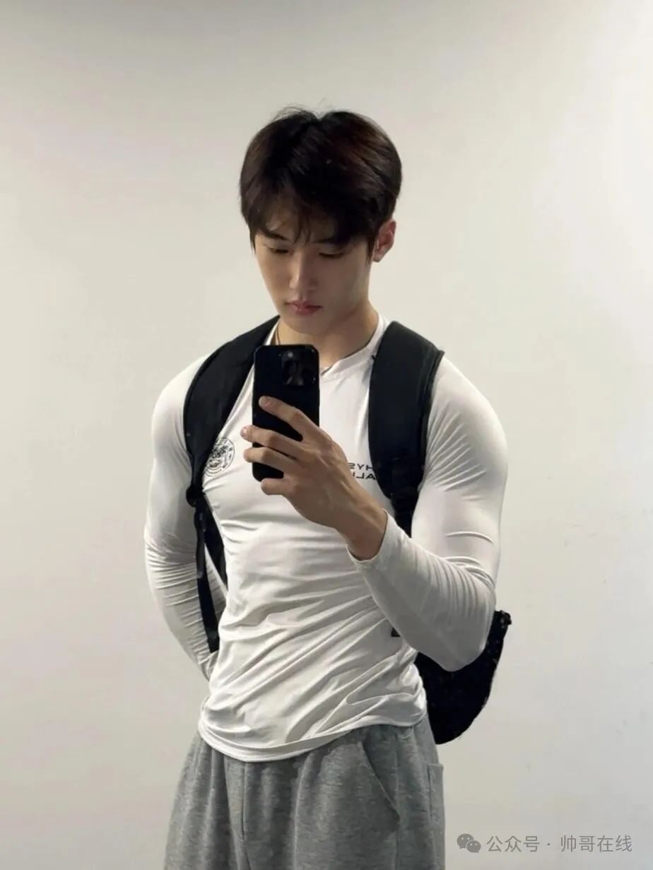 辛止蕾最爱的光膀子双肩包肌肉健身男大帅哥！