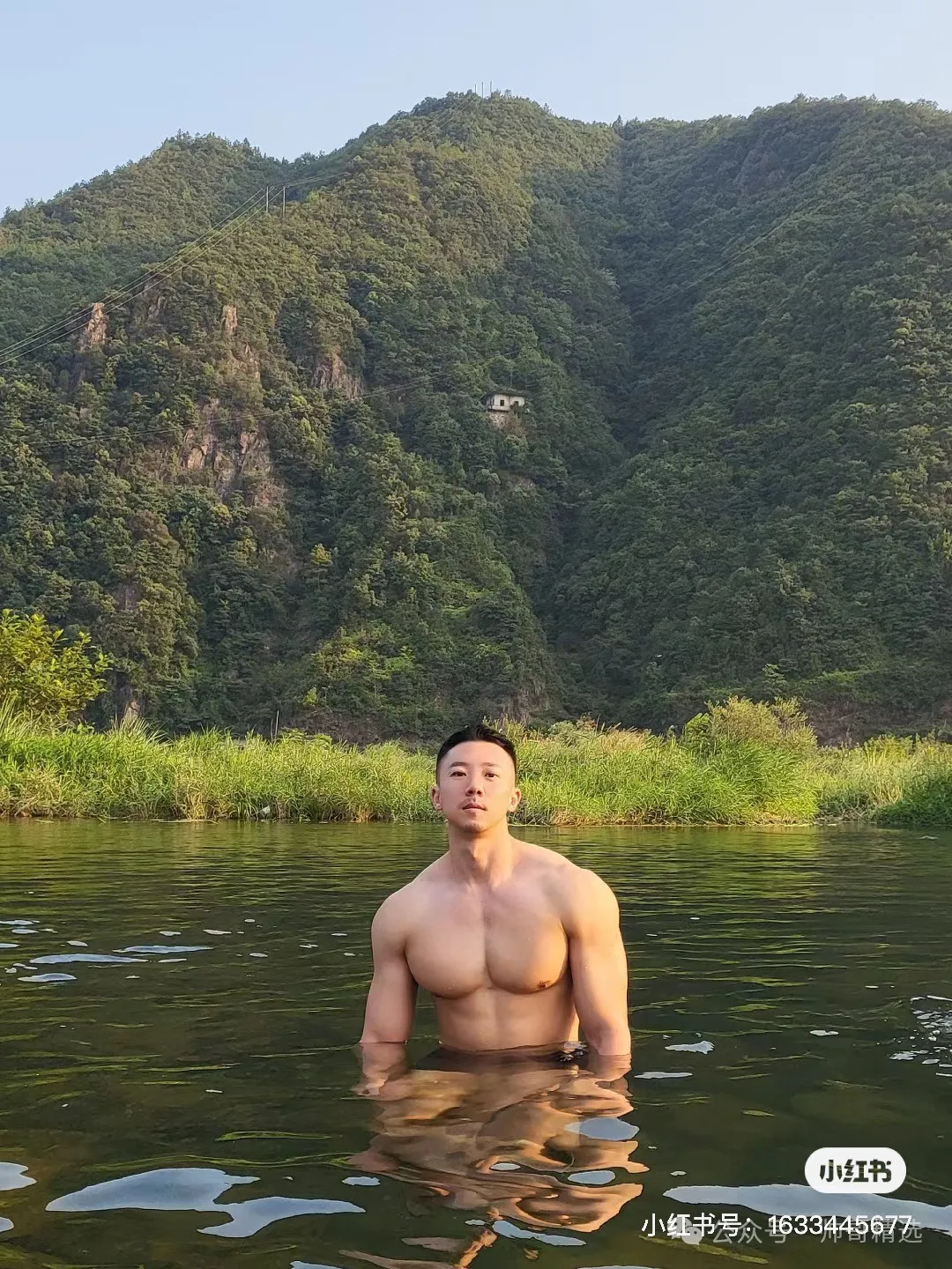 178CM 胸肌硕大的粗筋肌肉男 T 恤快要撑爆了