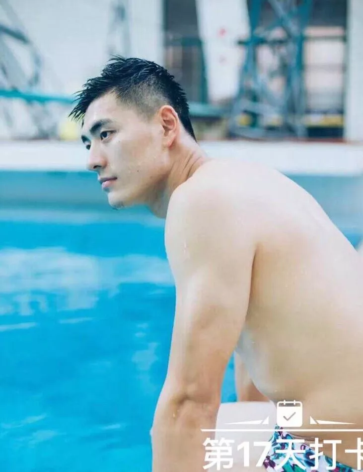 浙里男菩萨在线营业：前游泳冠军楼俊毅的熟男肌肉进化论