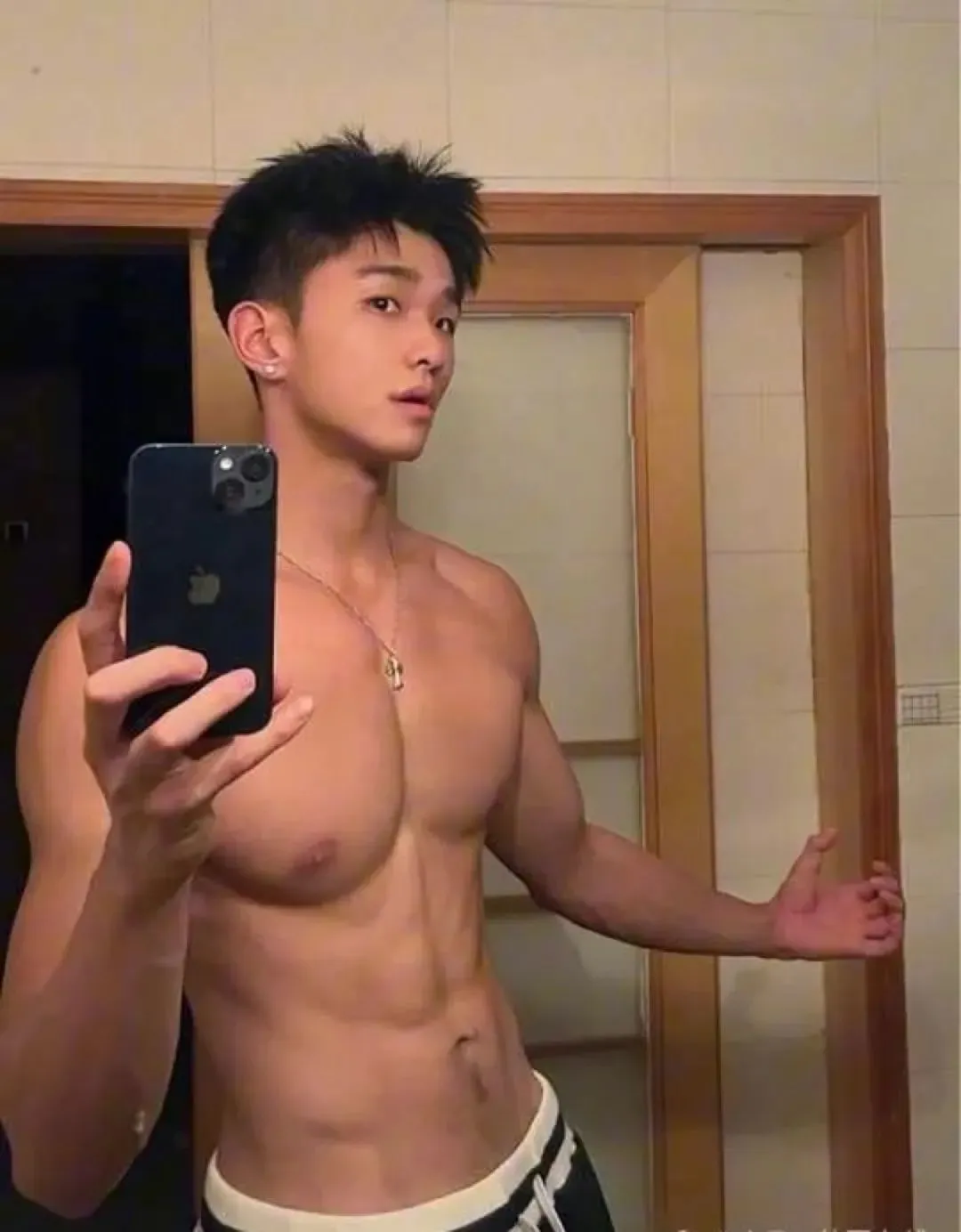 湖南 192CM 的伴郎太帅了！脱掉正装肌肉身材更诱人！
