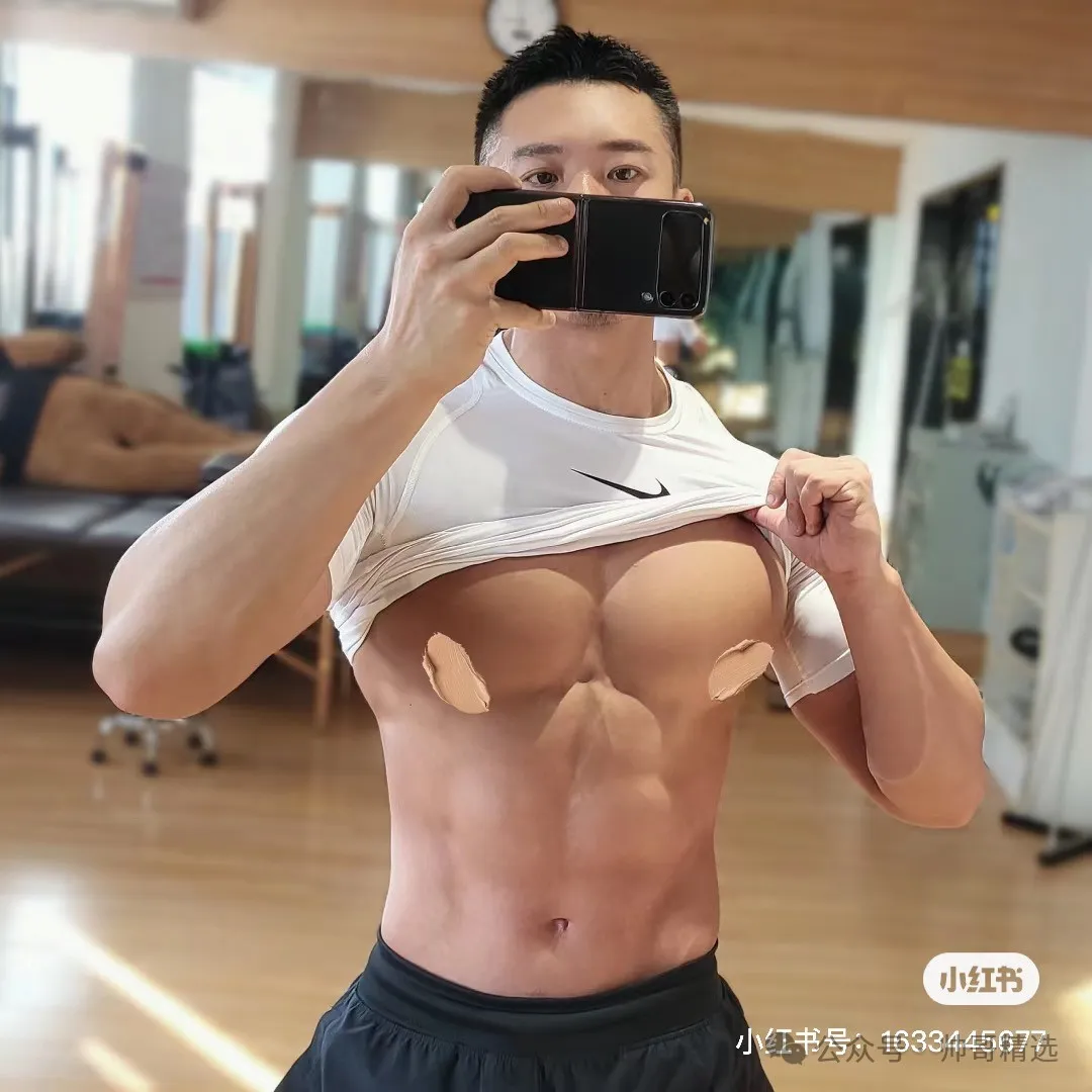 178CM 胸肌硕大的粗筋肌肉男 T 恤快要撑爆了