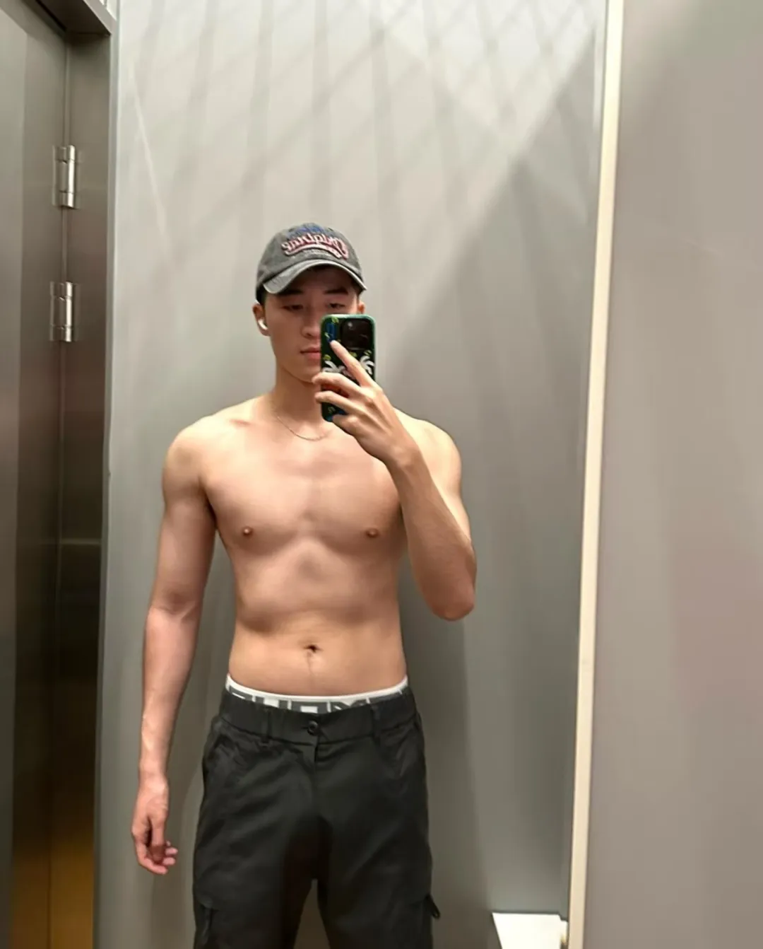 196CM 正装长腿男自拍照，？穿 CK 内裤实力藏不住！