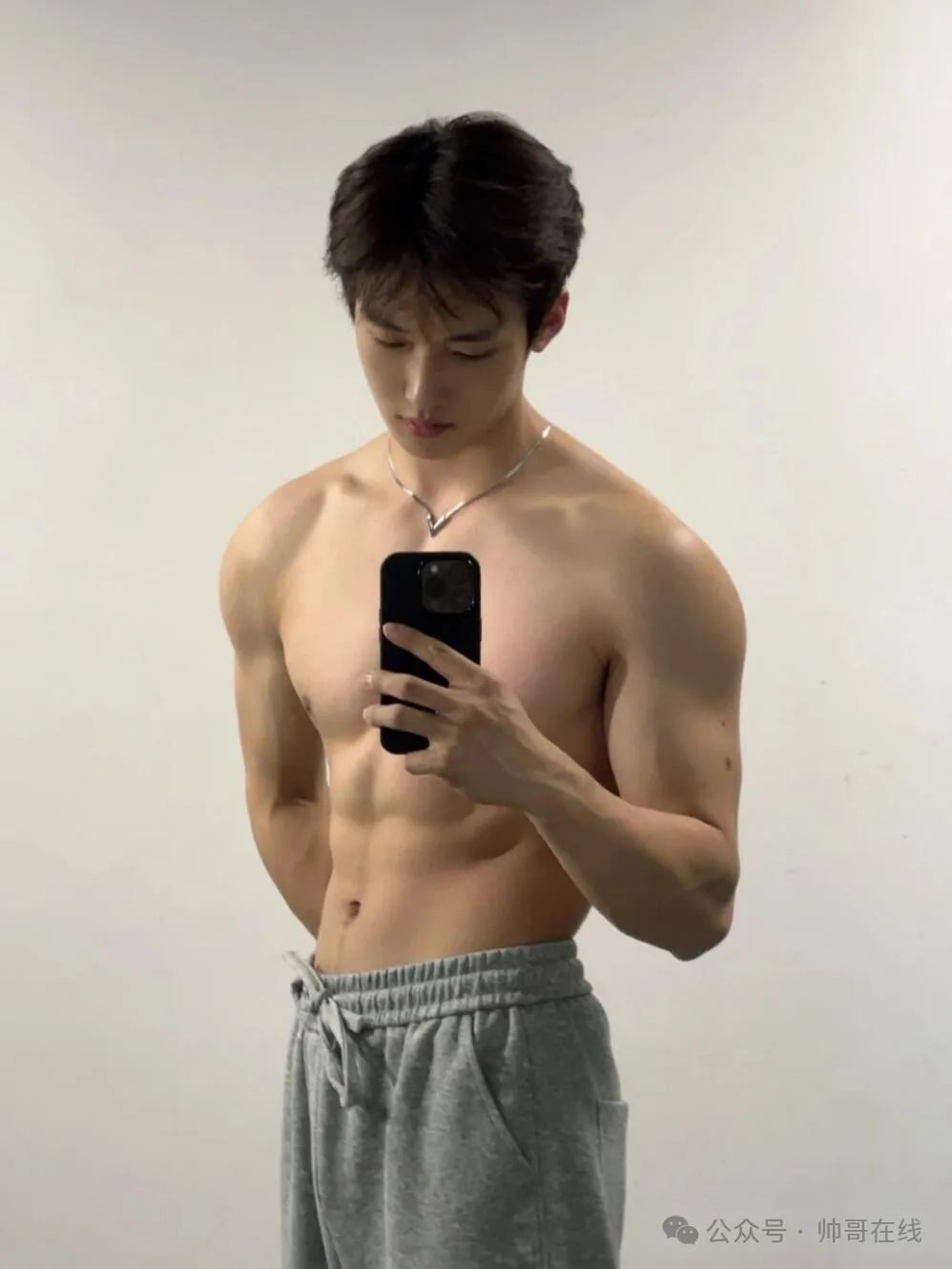 辛止蕾最爱的光膀子双肩包肌肉健身男大帅哥！