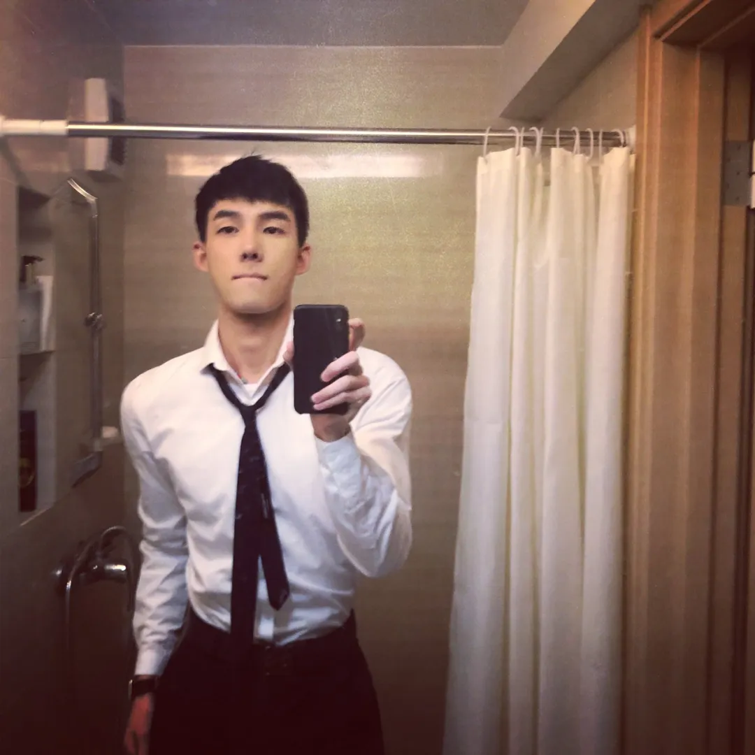 戴眼镜的腹肌男主播：白天卖茶，晚上 cos 蝙蝠侠？
