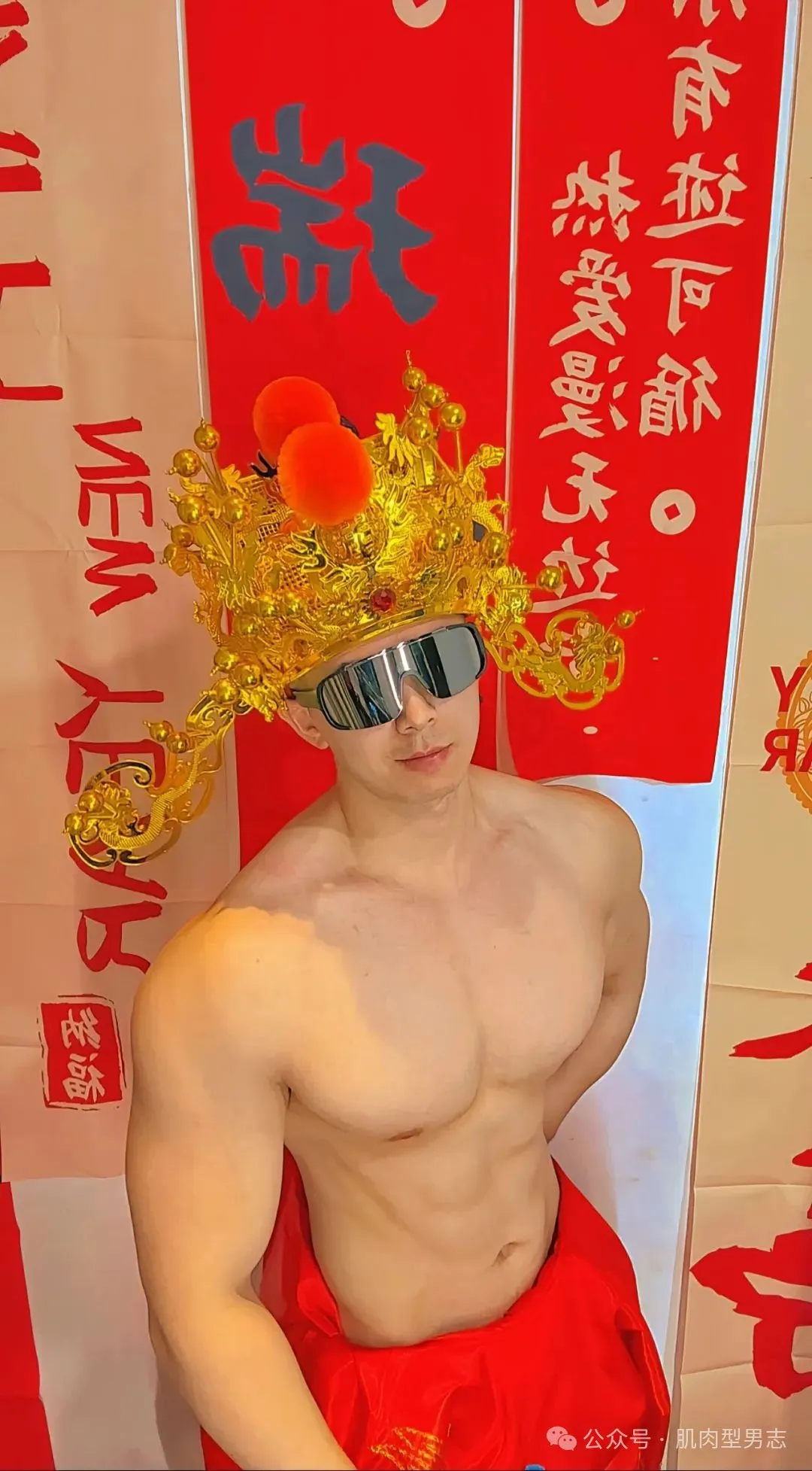 一肌肉小哥 cos 财神意外走红！这也太会拍了！