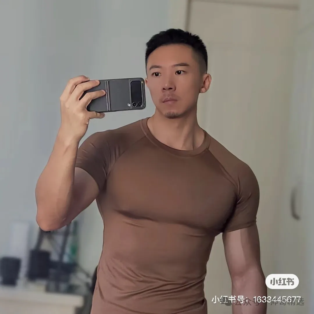 178CM 胸肌硕大的粗筋肌肉男 T 恤快要撑爆了
