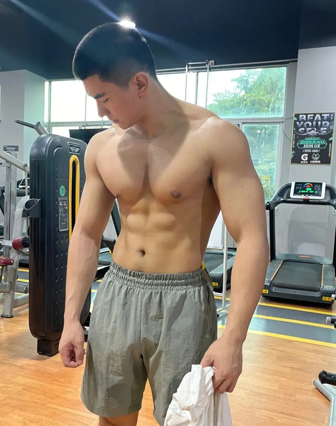 体能室遇到的体育寸头小哥，胸肌长的真好看