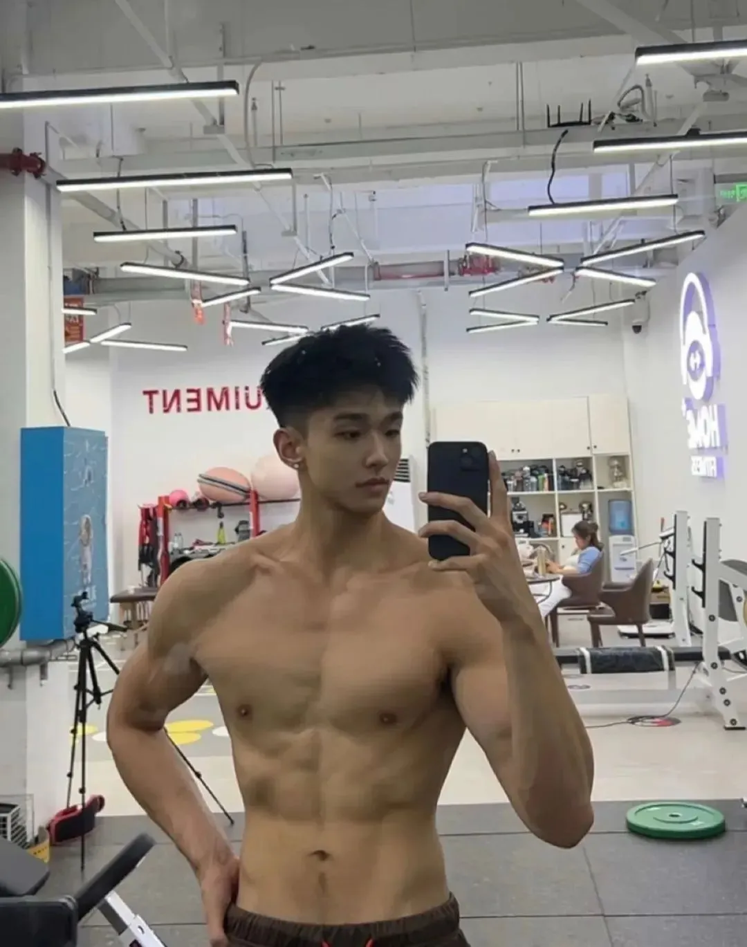 湖南 192CM 的伴郎太帅了！脱掉正装肌肉身材更诱人！