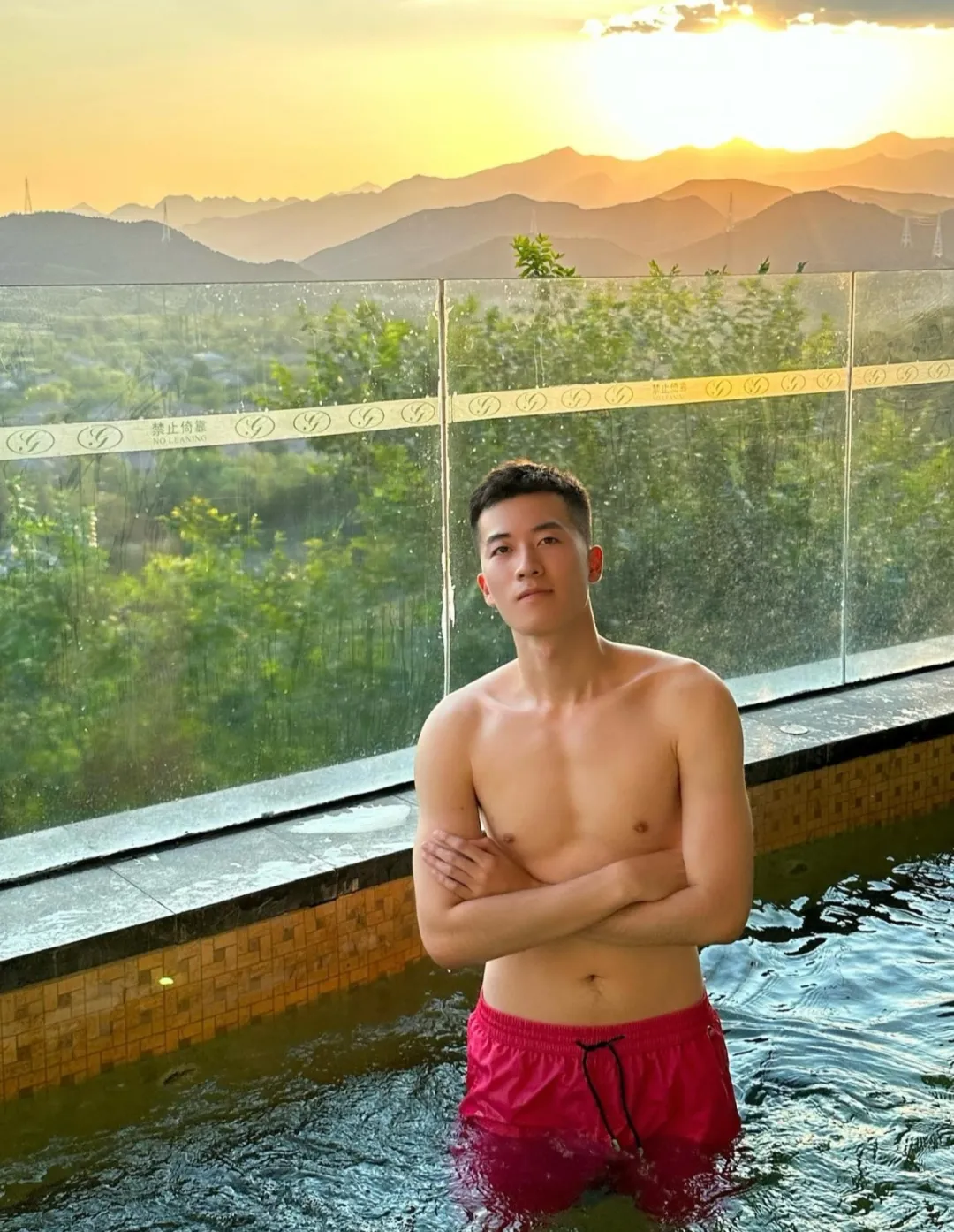 196CM 正装长腿男自拍照，？穿 CK 内裤实力藏不住！
