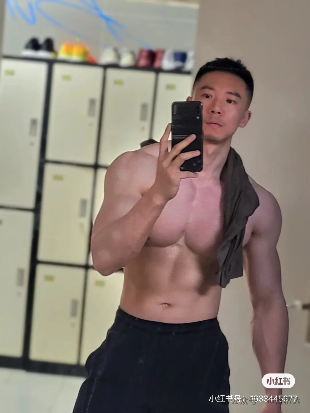 178CM 胸肌硕大的粗筋肌肉男 T 恤快要撑爆了