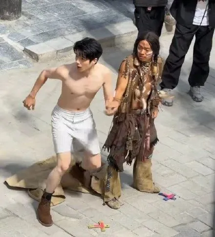 刘昊然颜值大回春！半裸出镜把网友们都馋哭了！真的好帅！