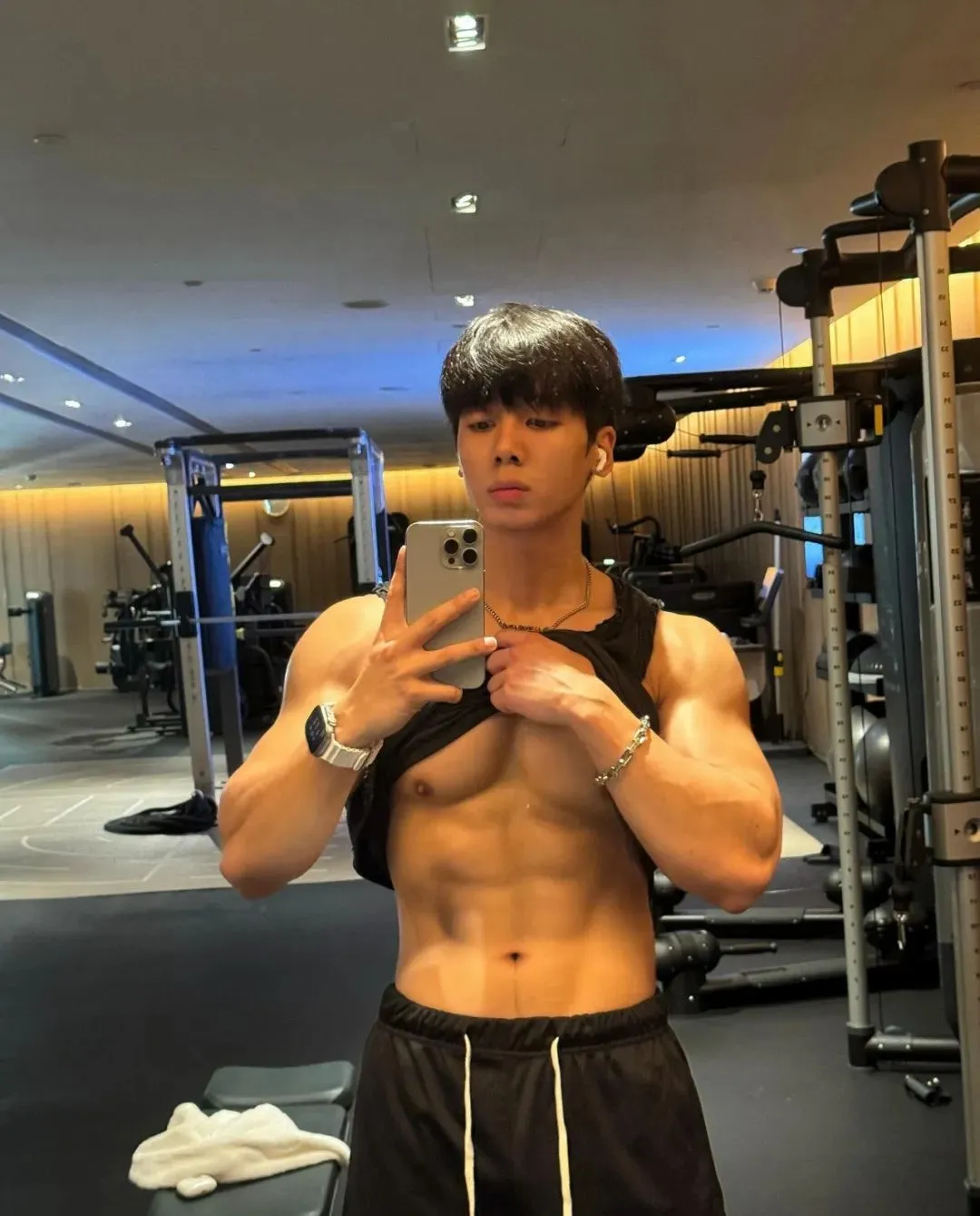 182cm 巧克力腹肌男菩萨，超会拍照！