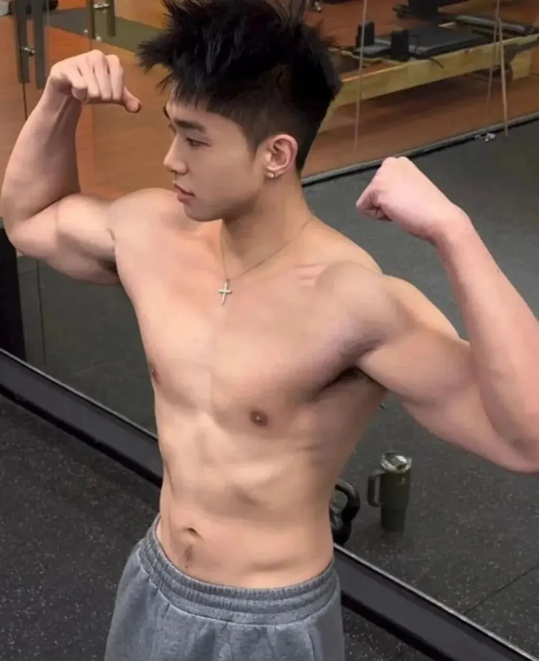 湖南 192CM 的伴郎太帅了！脱掉正装肌肉身材更诱人！