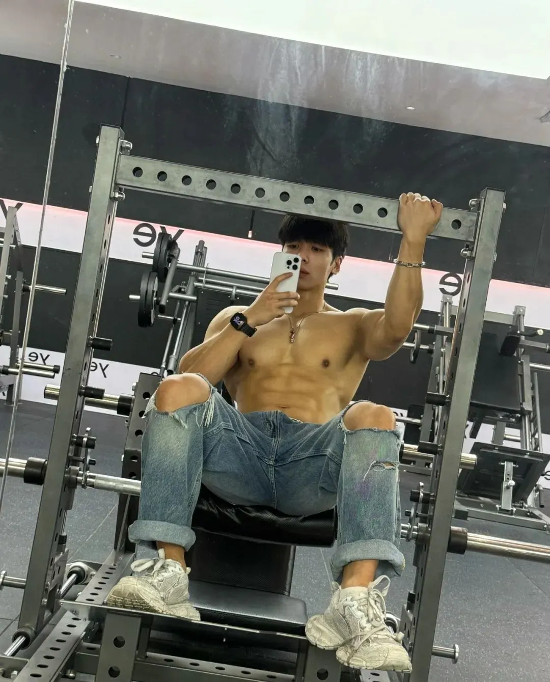 182cm 巧克力腹肌男菩萨，超会拍照！