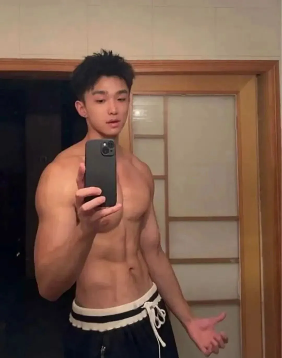 湖南 192CM 的伴郎太帅了！脱掉正装肌肉身材更诱人！