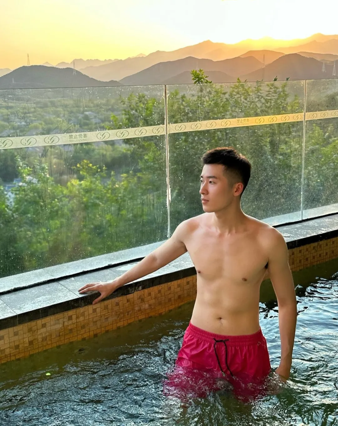 196CM 正装长腿男自拍照，？穿 CK 内裤实力藏不住！