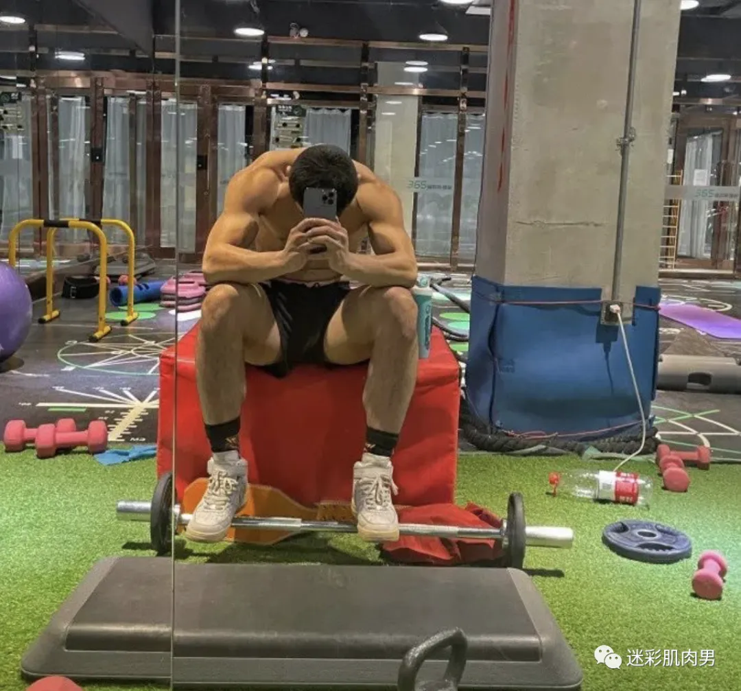 篮球长腿小哥，身材好到爆！