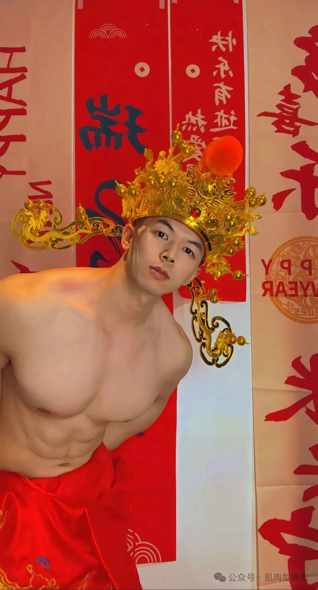 一肌肉小哥 cos 财神意外走红！这也太会拍了！