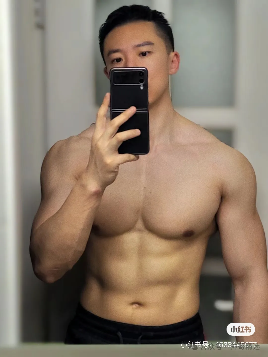 178CM 胸肌硕大的粗筋肌肉男 T 恤快要撑爆了