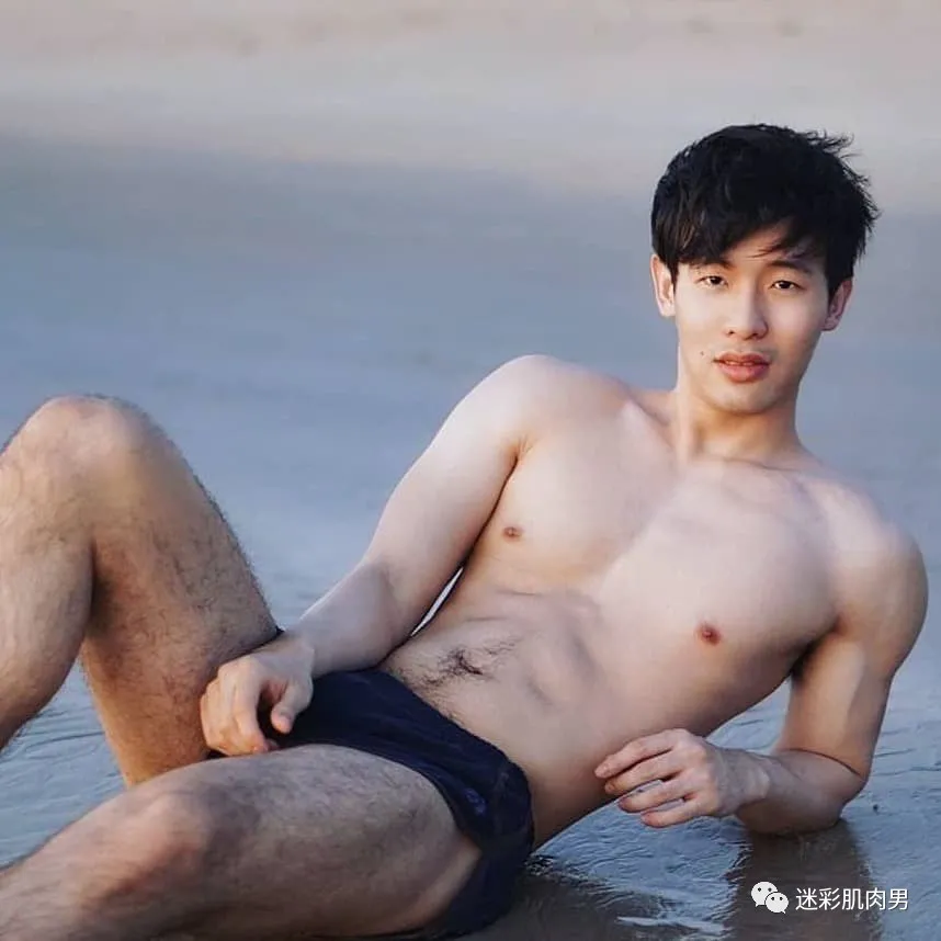 穿短裤的小哥，海边湿透的样子太性感了