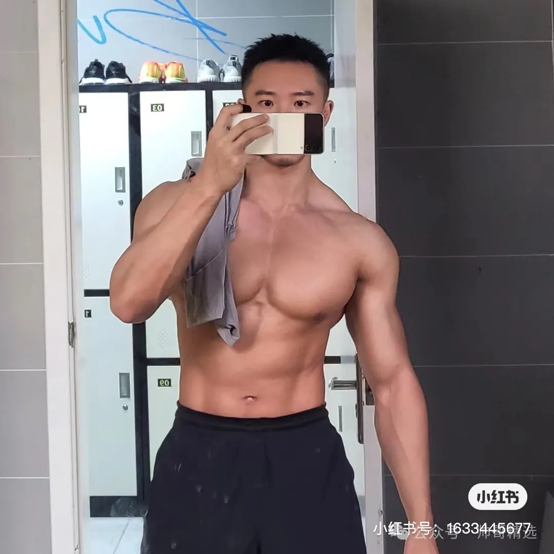 178CM 胸肌硕大的粗筋肌肉男 T 恤快要撑爆了 178CM 胸肌硕大的粗筋肌肉男 T 恤快要撑爆了