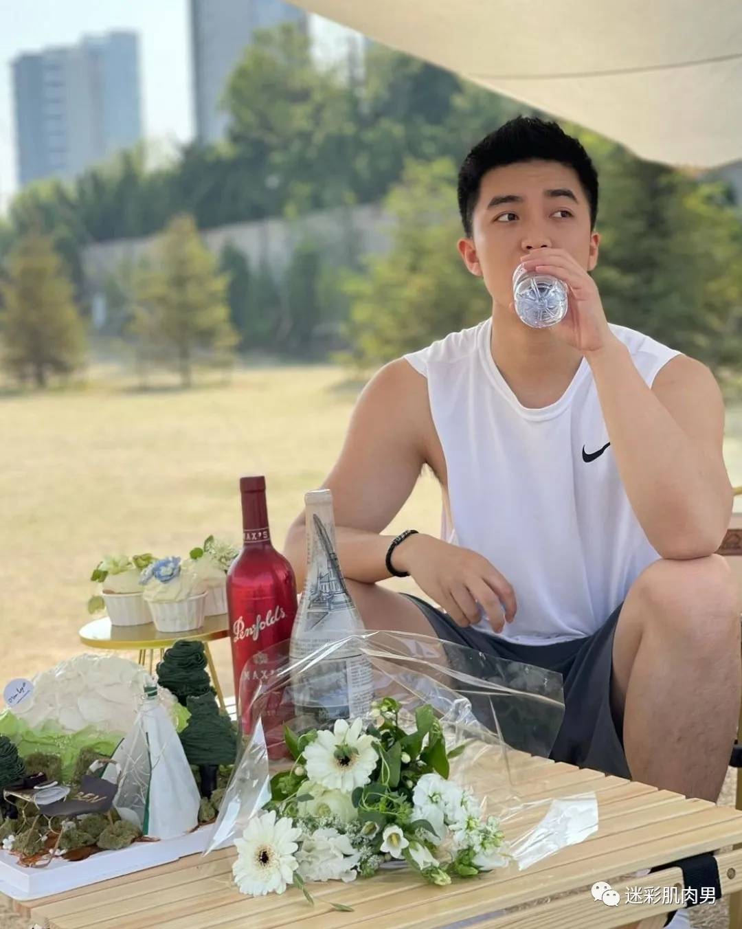 教英语的正装老师翘臀私照扒到，山东大汉子真大！！
