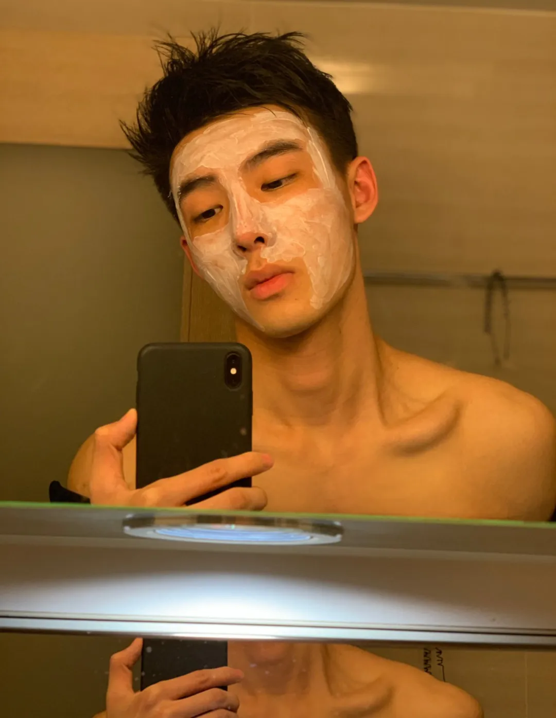 戴眼镜的腹肌男主播：白天卖茶，晚上 cos 蝙蝠侠？