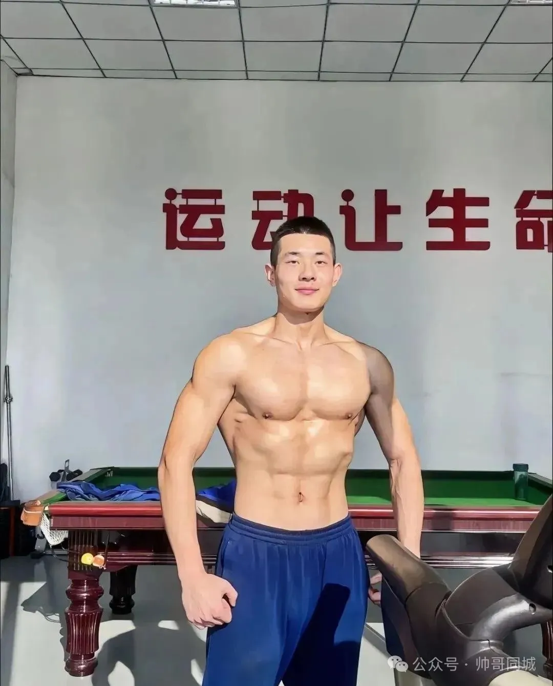 182CM 寸头消防员小哥，脱衣大秀肌肉