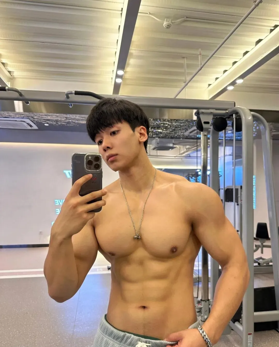182cm 巧克力腹肌男菩萨，超会拍照！